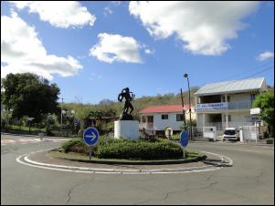 bourg-le-diamant-rond-point-negre-marron.jpg